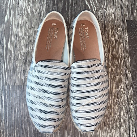 Toms - Picture 2 of 10
